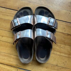 Metallic rose gold leather Arizona Birkenstocks size 39 regular width